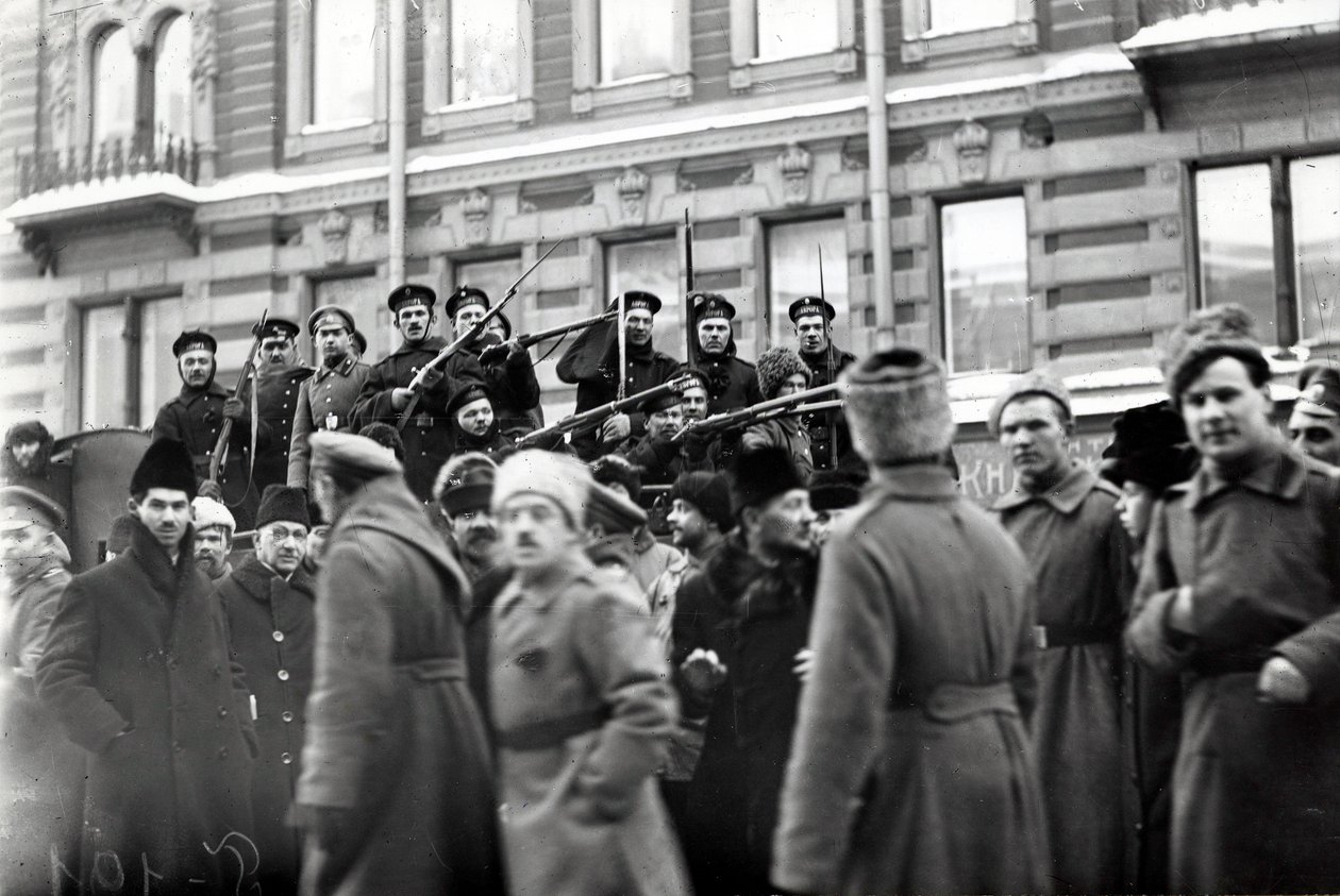 Revolutionære soldater og sømænd i Petrograds gader, februar 1917 af Russian Photographer