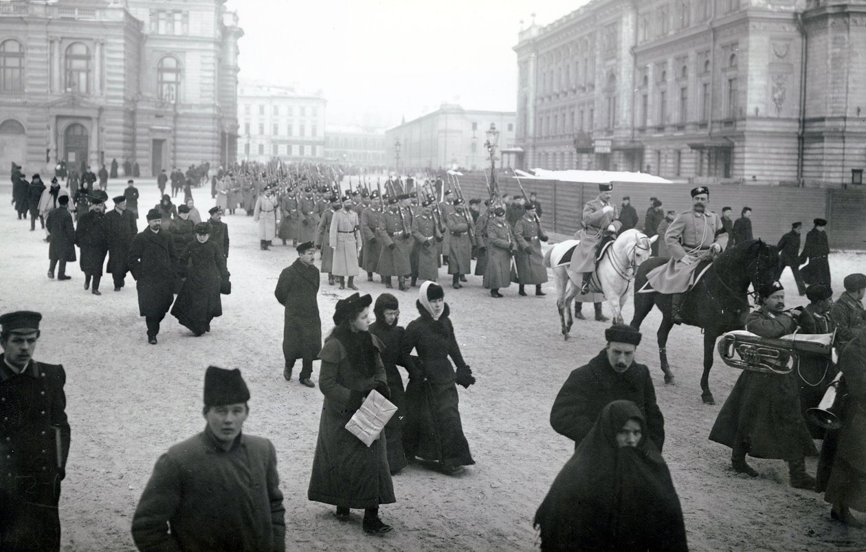 Soldater på vej til fronten, Sankt Petersborg, 1917 af Russian Photographer