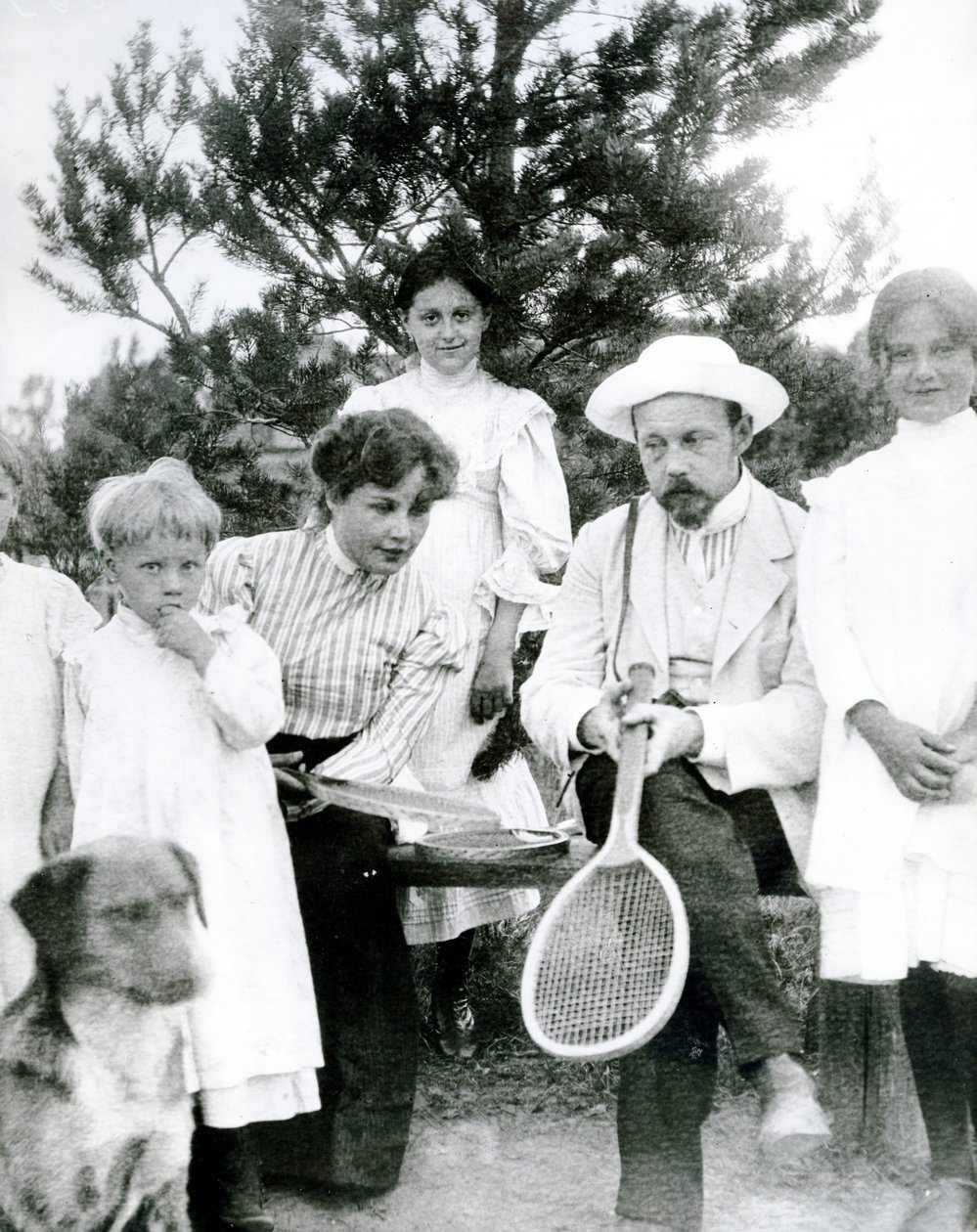 Beboere i Sankt Petersborg tager en pause fra en tenniskamp, 1900 af Russian Photographer
