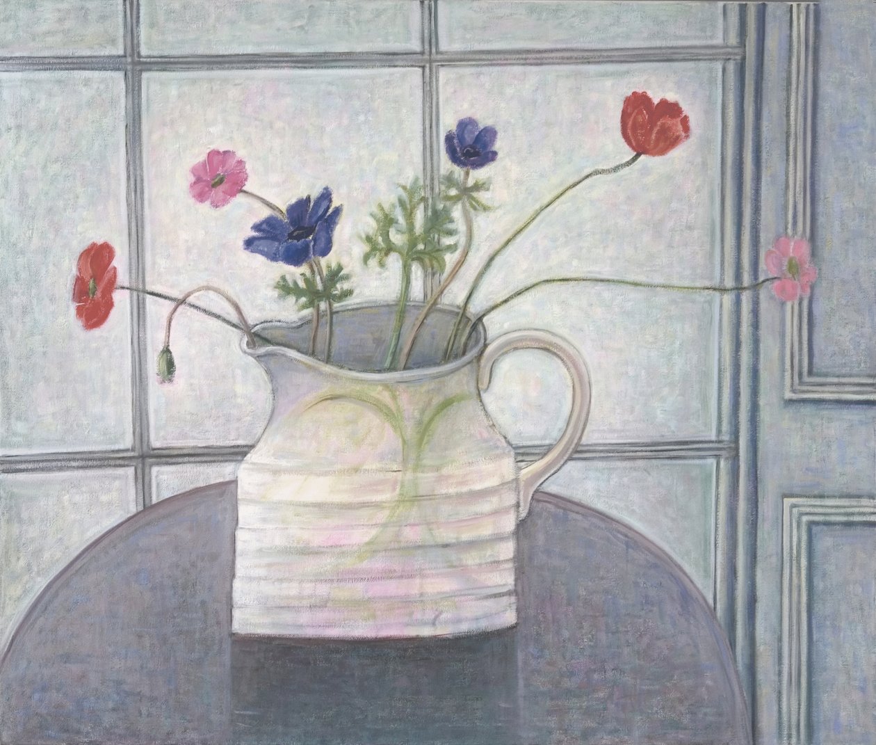 Anemoner og valmuer, 2008 kande; blomster; stilleben; interiør; vindue; bord; hvid kande; af Ruth Addinall