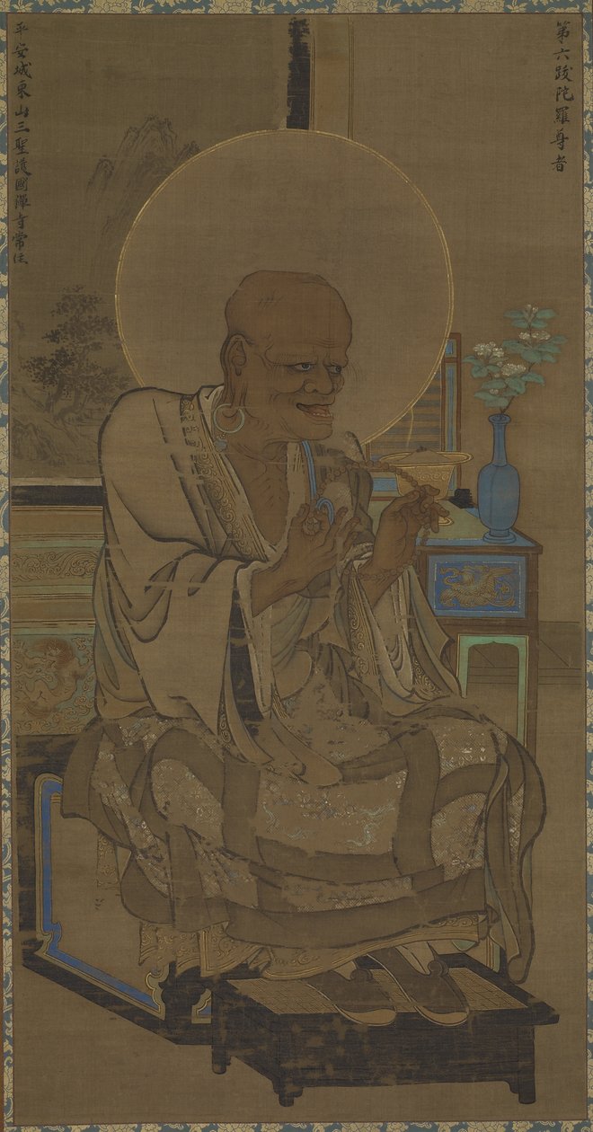 Arhat (Hattara Sonja - Bhadra) siddende; en blomstrende gren i en vase på bordet, Nanbokucho periode, midten af 1300-tallet (blæk og farve på silke) af Ryozen