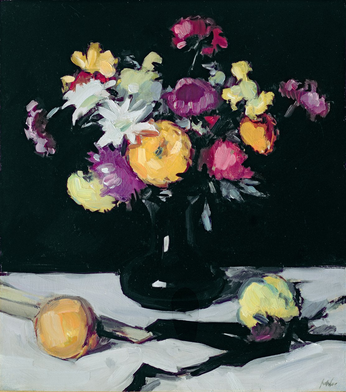 Stilleben med krysantemum mod sort, ca. 1912 af Samuel John Peploe