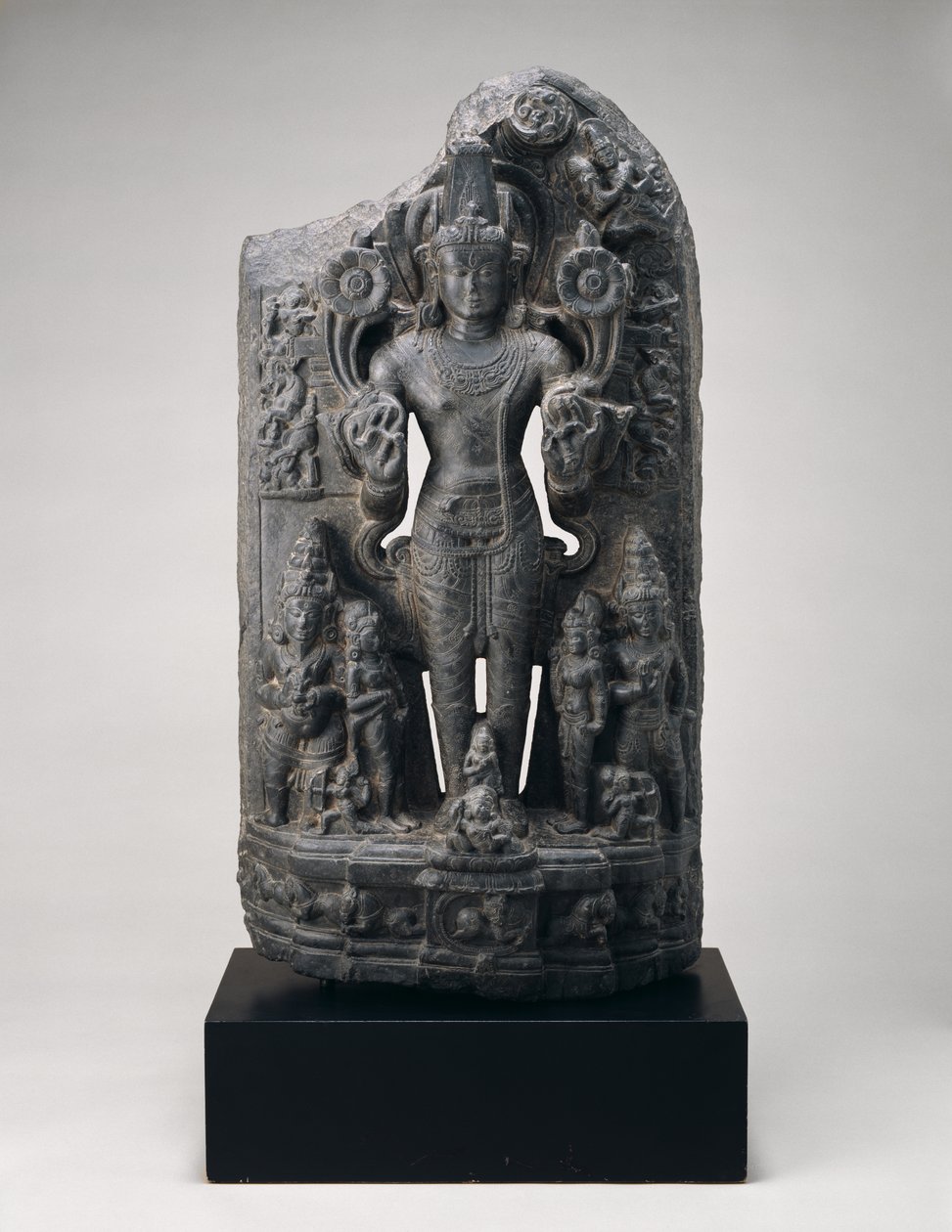 Surya, ca. 11. århundrede (sort klorit) af School Indian