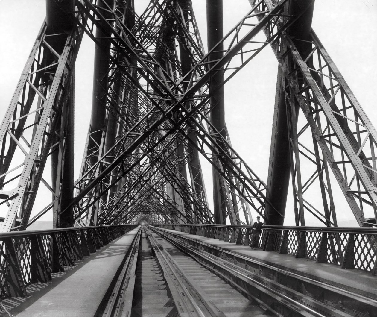 På Forth Bridge, c.1890 af Scottish Photographer