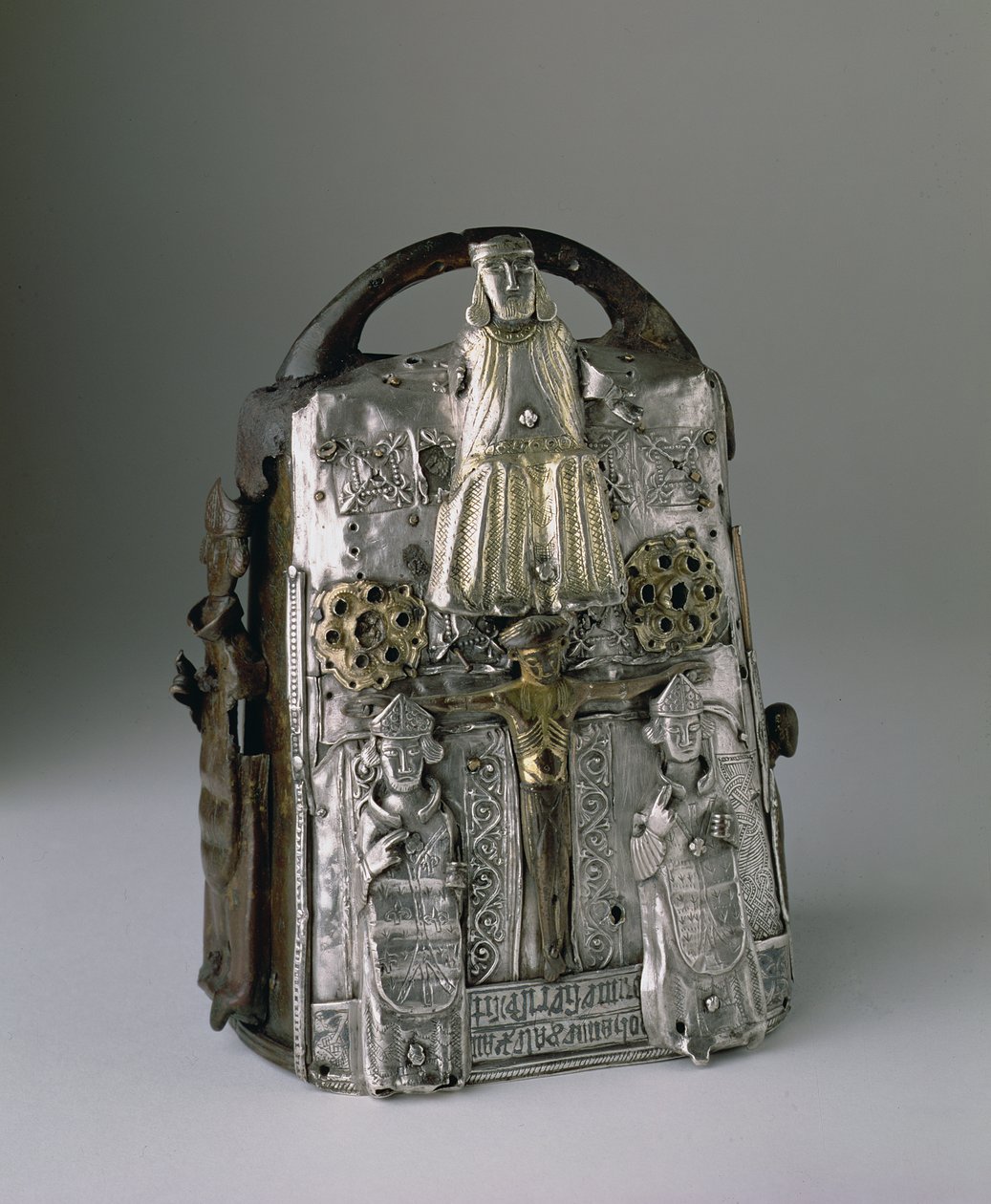 Guthrie Bell Shrine, med repræsentationer af Gud og korsfæstelsen, en inskription på latin, opbevaret på Guthrie Castle, Forfarshire (metalværk) af Scottish School