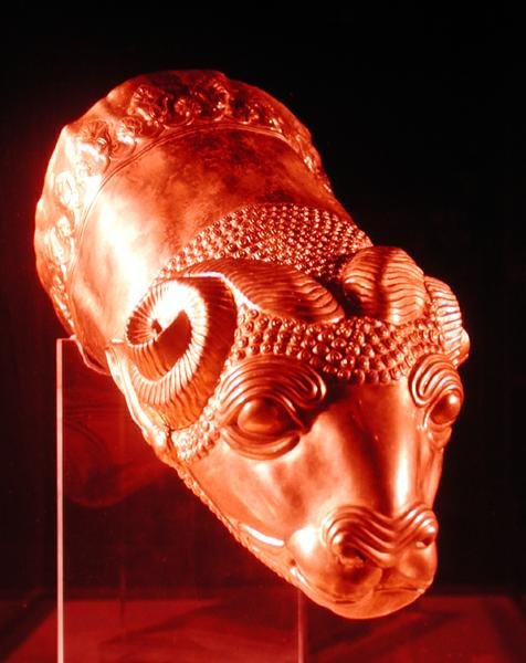 Rhyton i form af et moufflonshoved (guld) af Scythian