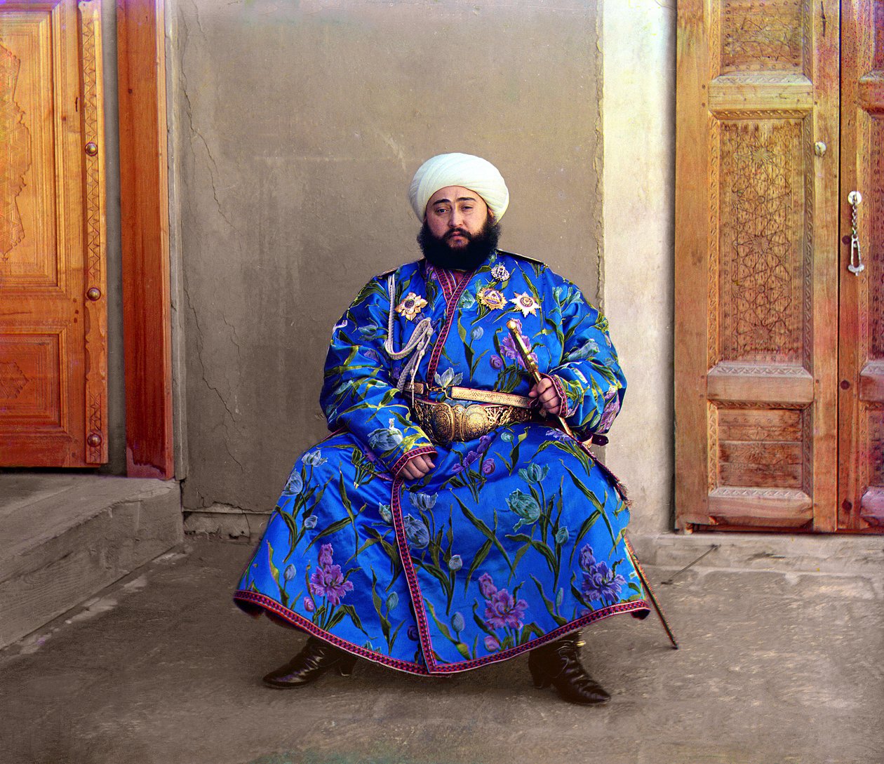 Alim Khan, Emir af Bukhara, siddende med sværd, Bukhara, Det russiske imperium, mellem 1905 og 1915 af Sergey Prokudin Gorsky