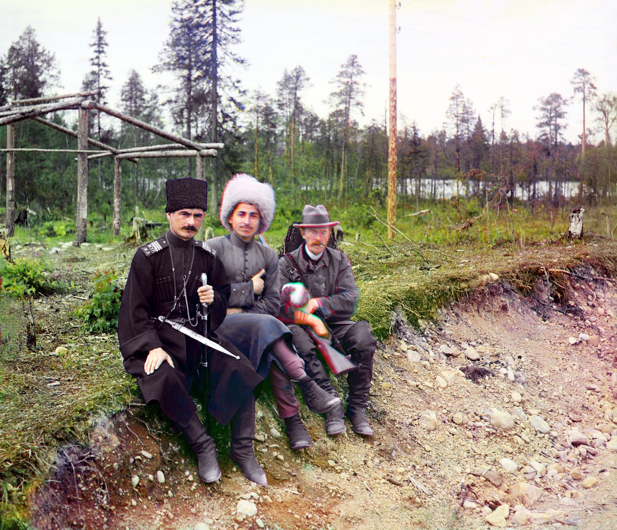 Fotografen Sergey Mikhailovich Prokudin-Gorsky og to mænd i Cossak-kjole, Murmansk Railway, Det Russiske Imperium 1915 af Sergey Prokudin Gorsky