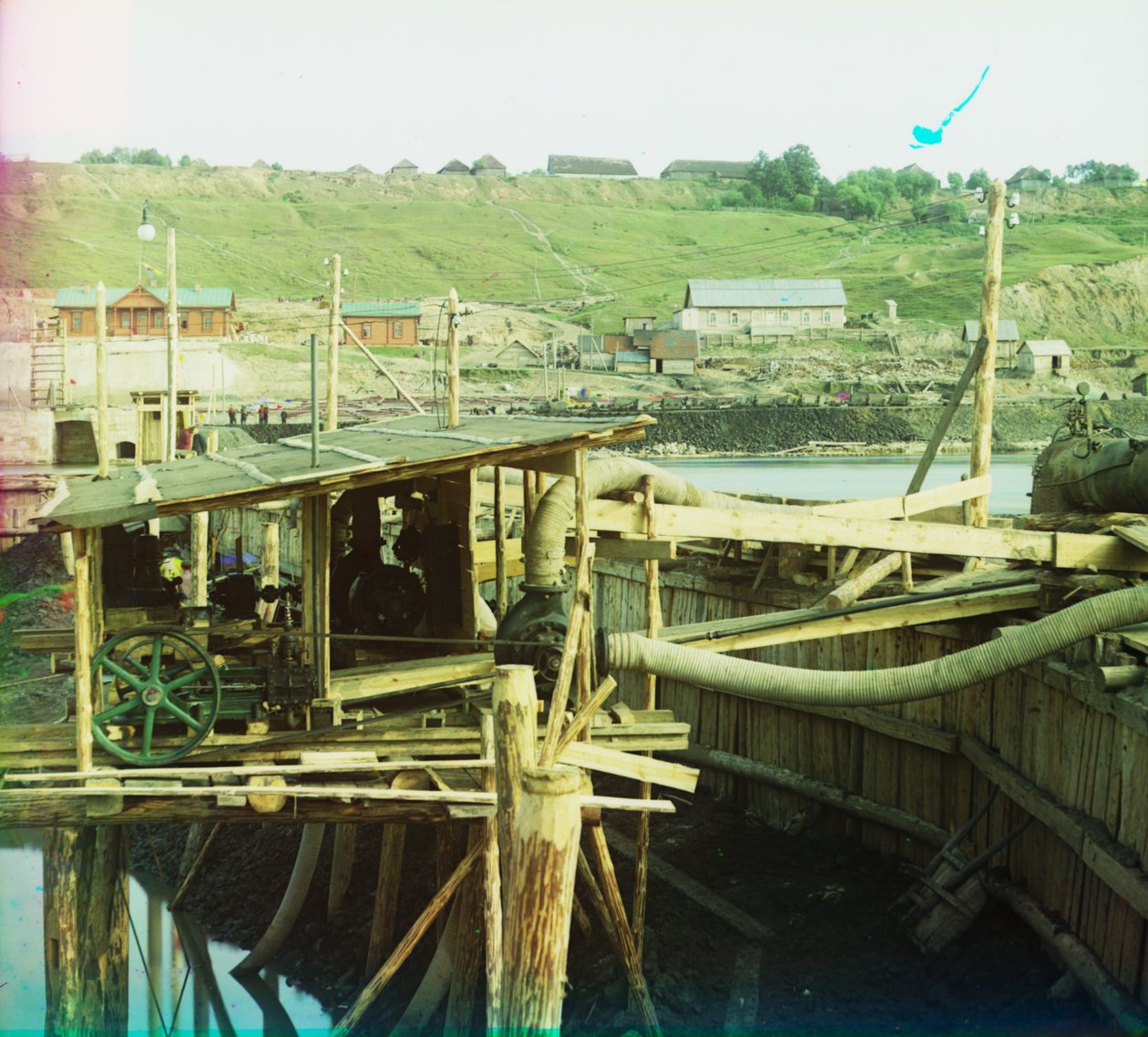 Vandpumper ved Kuzminskoe på Oka-floden under konstruktion af en dæmning og sluse, 1905-1915 af Sergey Prokudin Gorsky