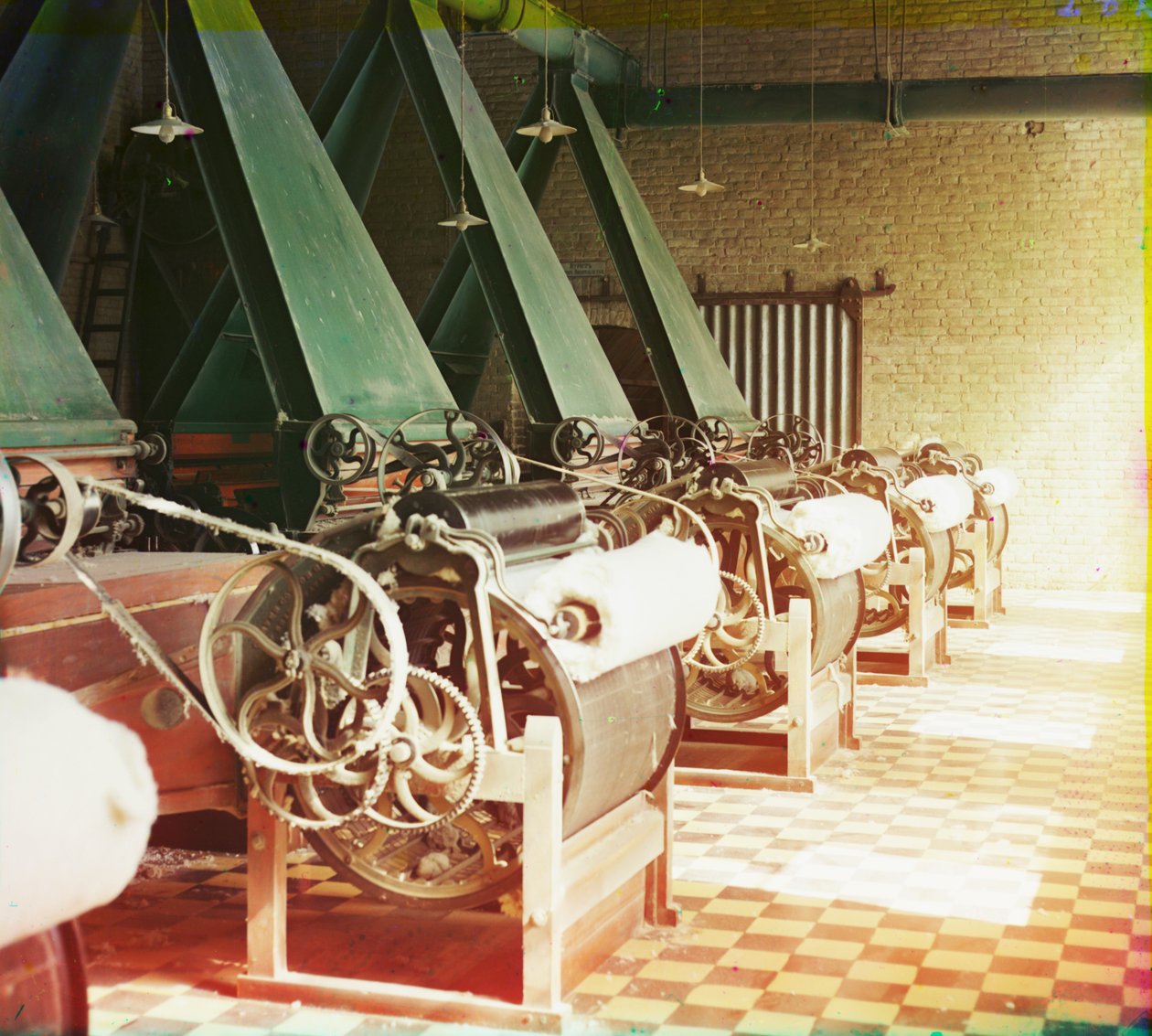 Bomuldstekstilmølle interiør med maskiner, der producerer bomuldstråd, sandsynligvis i Tashkent, 1905-1915 af Sergey Prokudin Gorsky