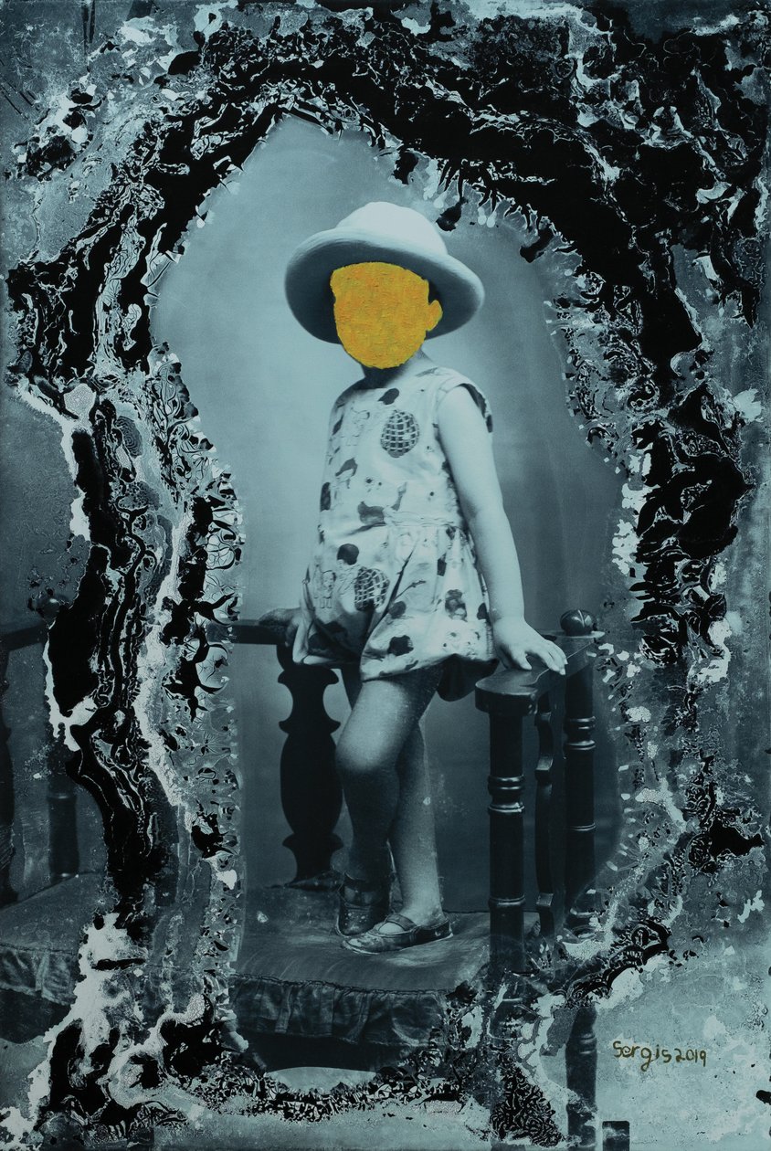 ung pige, der poserer alene, 2019 (mixed media) af Sergis Adamos