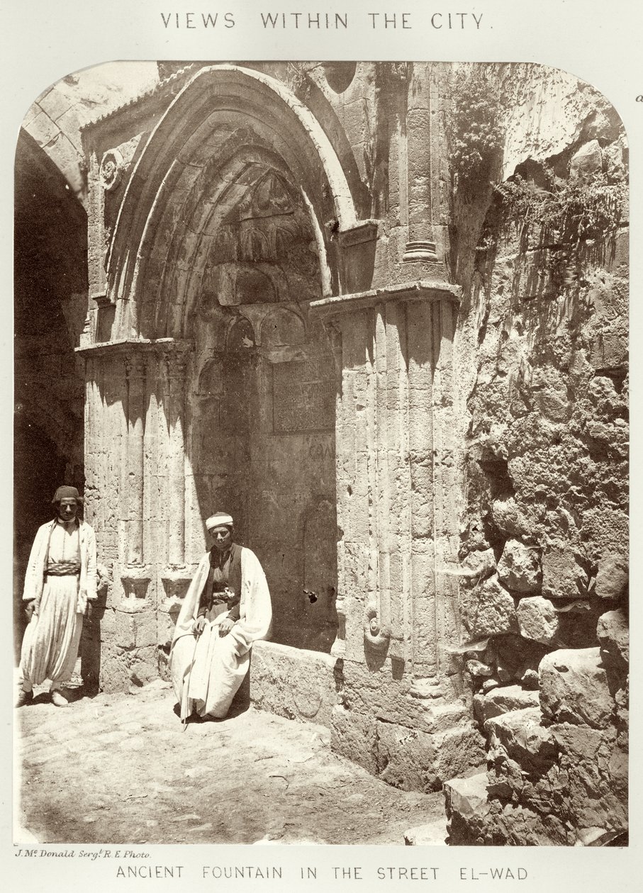 Udsigt i byen: Det antikke springvand i gaden El-Wad, ca. 1864-65 af Sgt. James M. McDonald