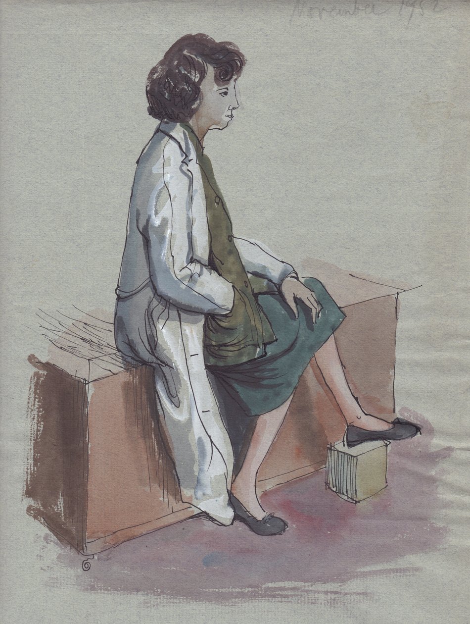 Siddende kvinde i hvid frakke, 1952. af Shirley Markham