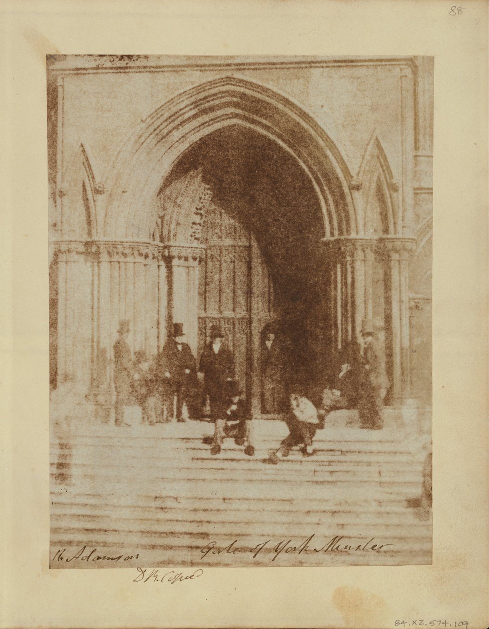En gruppe mænd ved den sydlige indgang til York Minster. af Sir David Brewster