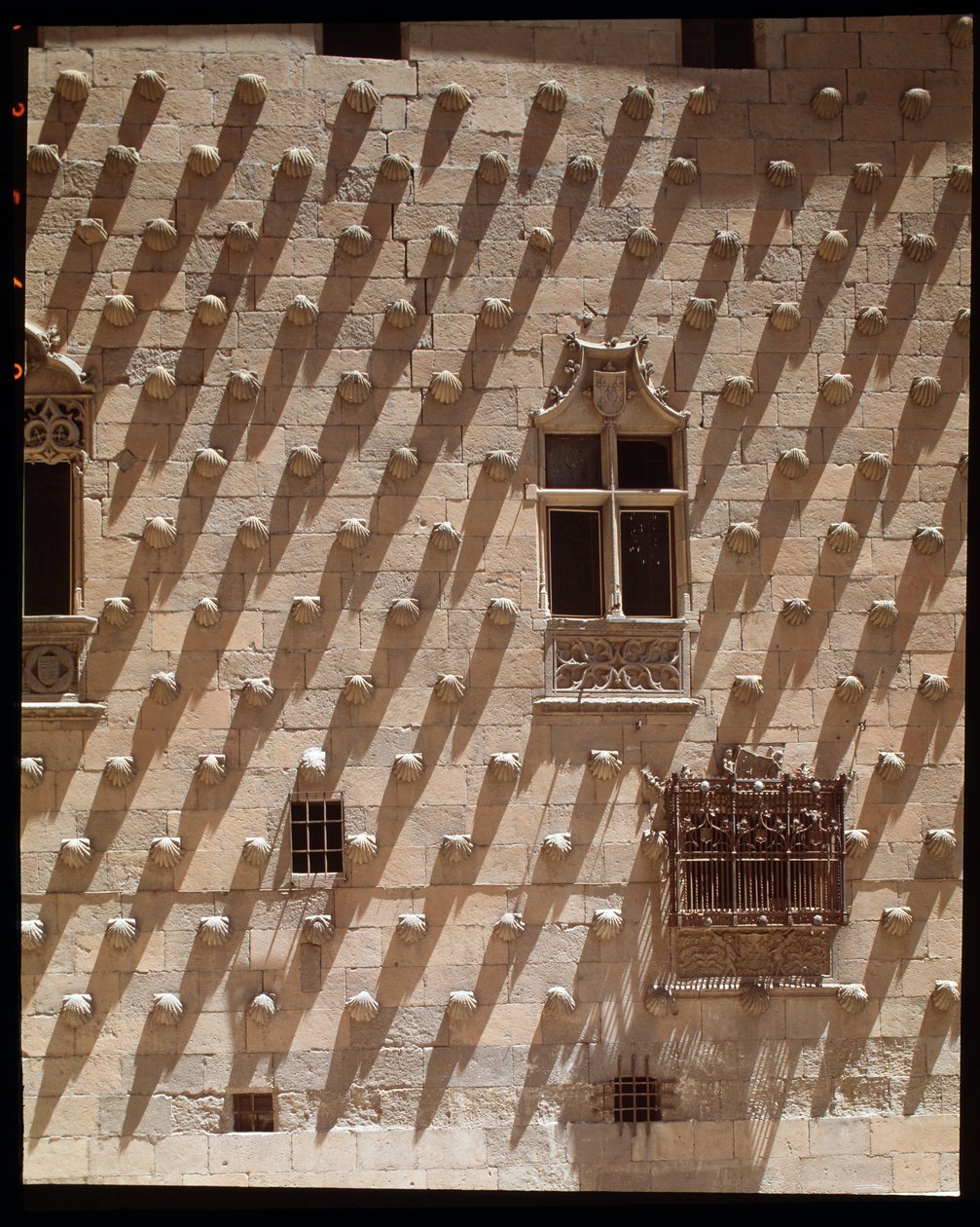 Udsigt over gotisk facade (1493-1517) af Spanish School