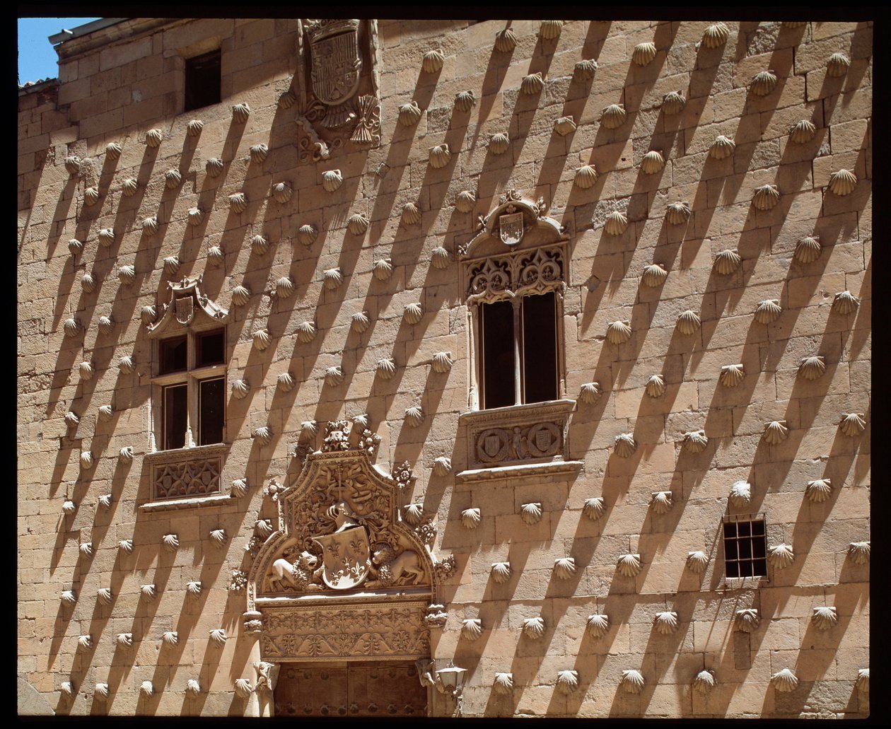Udsigt over gotisk facade (1493-1517) af Spanish School