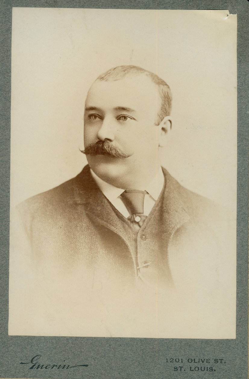 Busteportræt af Clarence F. Newcomb iført jakkesæt, vest og slips, med hovedet vendt til venstre. af St. Louis F.W. Guerin