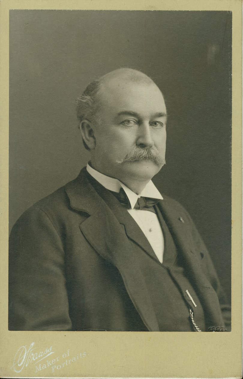 Busteportræt af Horatio D. Wood iført jakkesæt, vest og slips og drejet til højre. af St. Louis Strauss