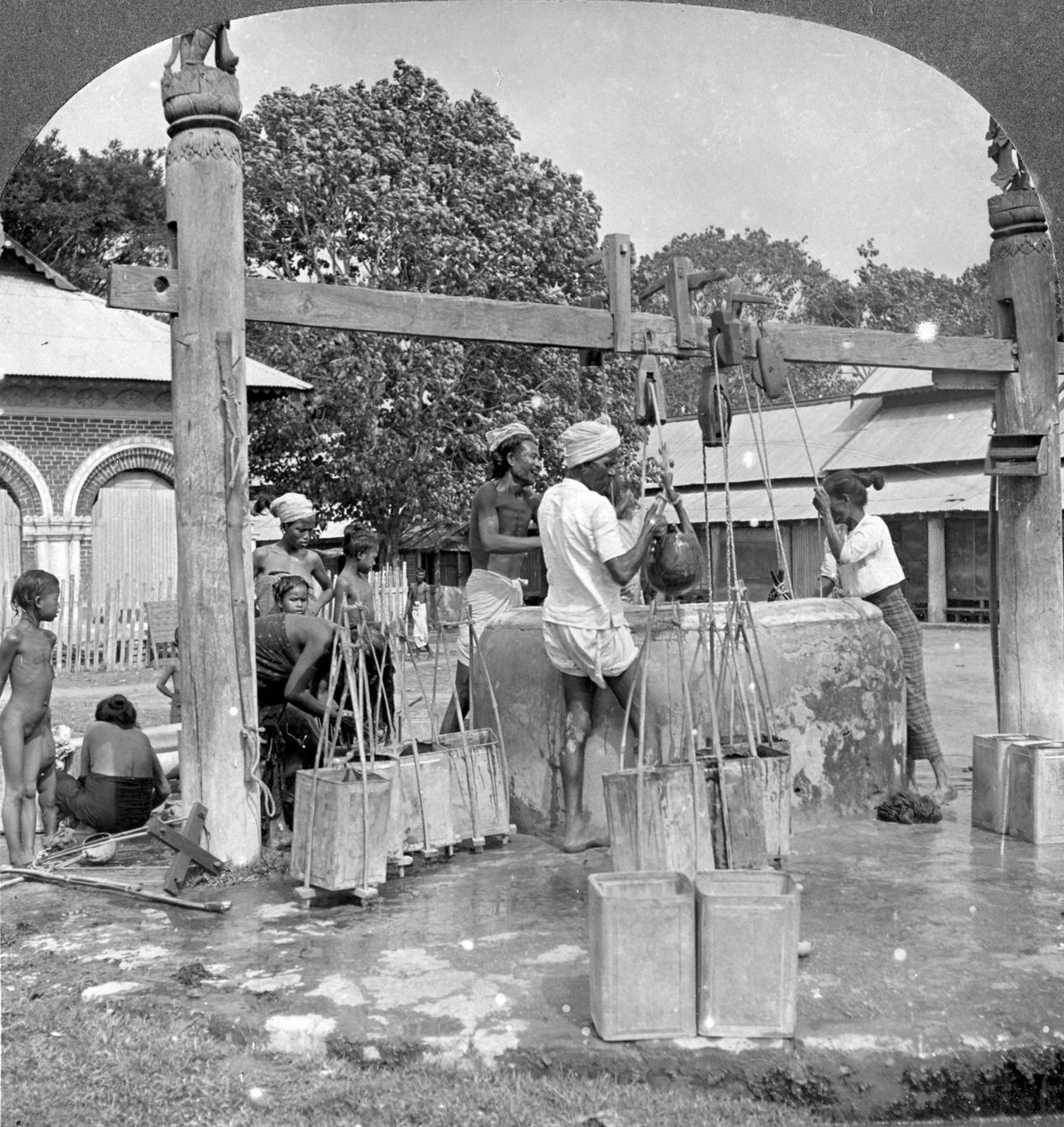 Offentlige vandbrønde, Mandalay, Burma, 1908. af Stereo Travel Co