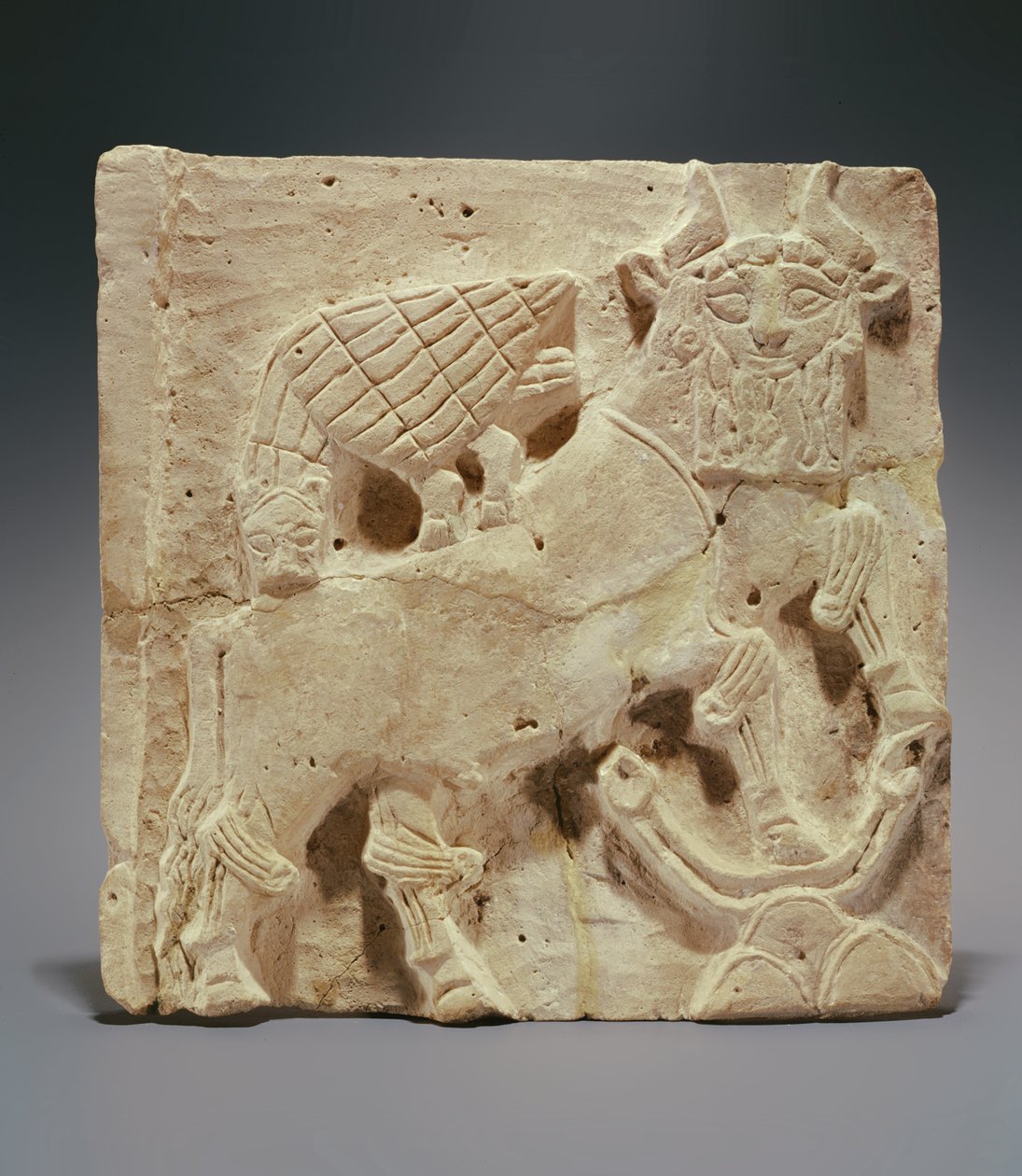 Plade, der forestiller en løve, der angriber en tyr, fra Irak, ca. 2000 f.Kr. (terracotta) af Sumerian