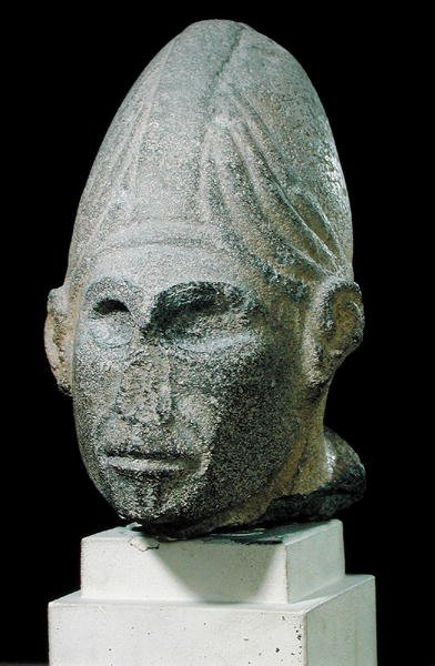 Hoved af en syrisk gud, fra Jabbil, Nordsyrien, ca. 1700-1600 f.Kr. (basalt) (se også 231225) af Syrian Syrian