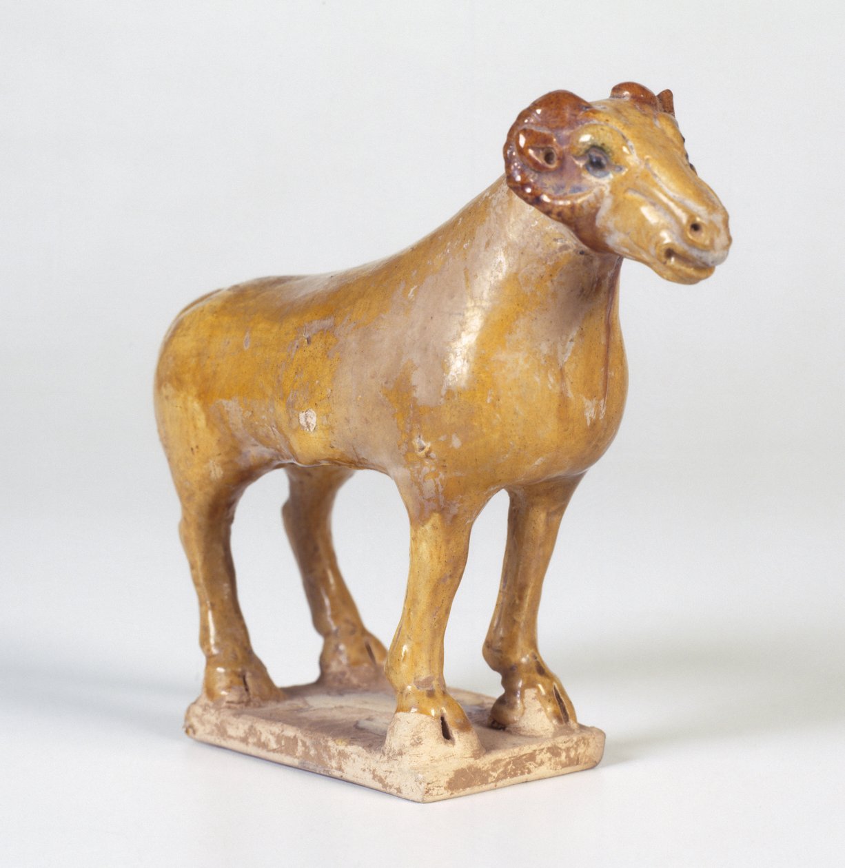 Gravfigur, Vædder, Tang-dynastiet, 618-907 A.D. (lertøj med blyfluxet gul glasur) af Tang Dynasty Chinese School