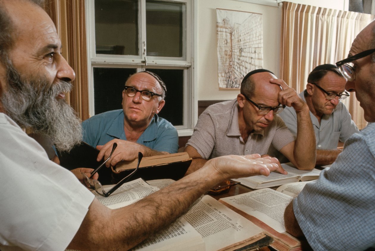 Talmudisk diskussion i en kibbutz af Ted Spiegel