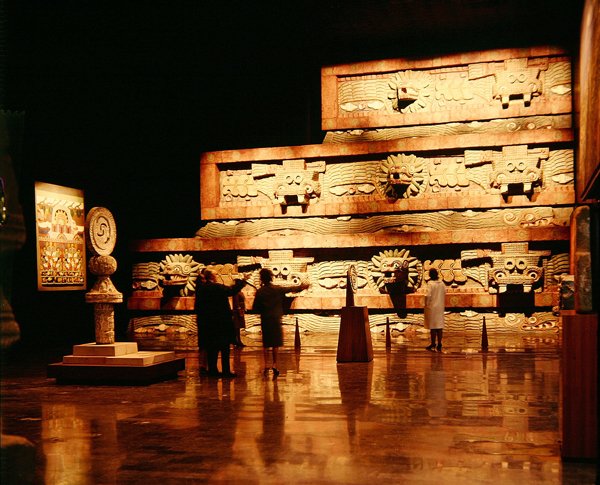 Reproduktion af Quetzalcoatl-templet fra Teotihuacan (malet sten) (se også 207570 og 207569) af Teotihuacan