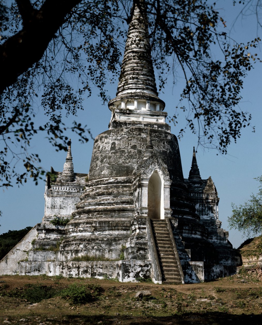 En stupa af det buddhistiske tempel af Thai School