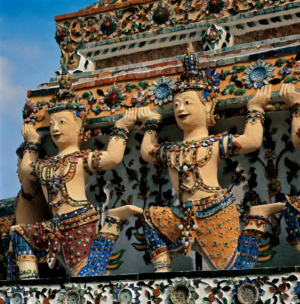 Karyatider af templet Wat Arun af Thai School