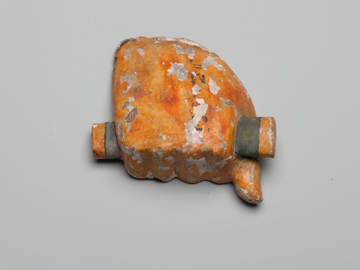 Højre knytnæve holder foldet klæde (træ, gips og pigment) af Third Intermediate Period Egyptian