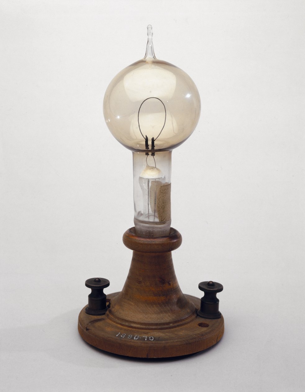 Elektrisk filament, 1879 (glas & træ) (se også 3197 & 259549-50) af Thomas Alva Edison
