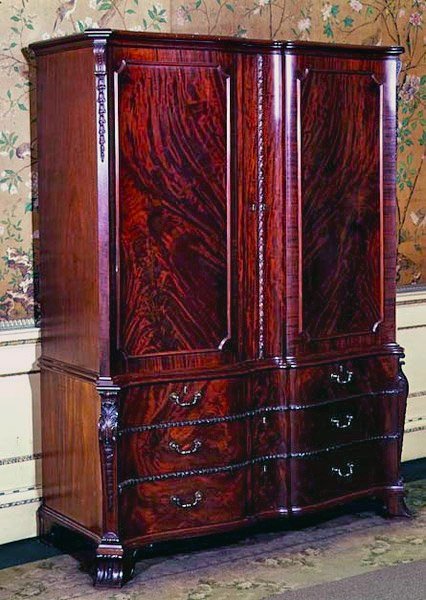 Udskåret garderobeskab, 1766 (mahogni) af Thomas Chippendale