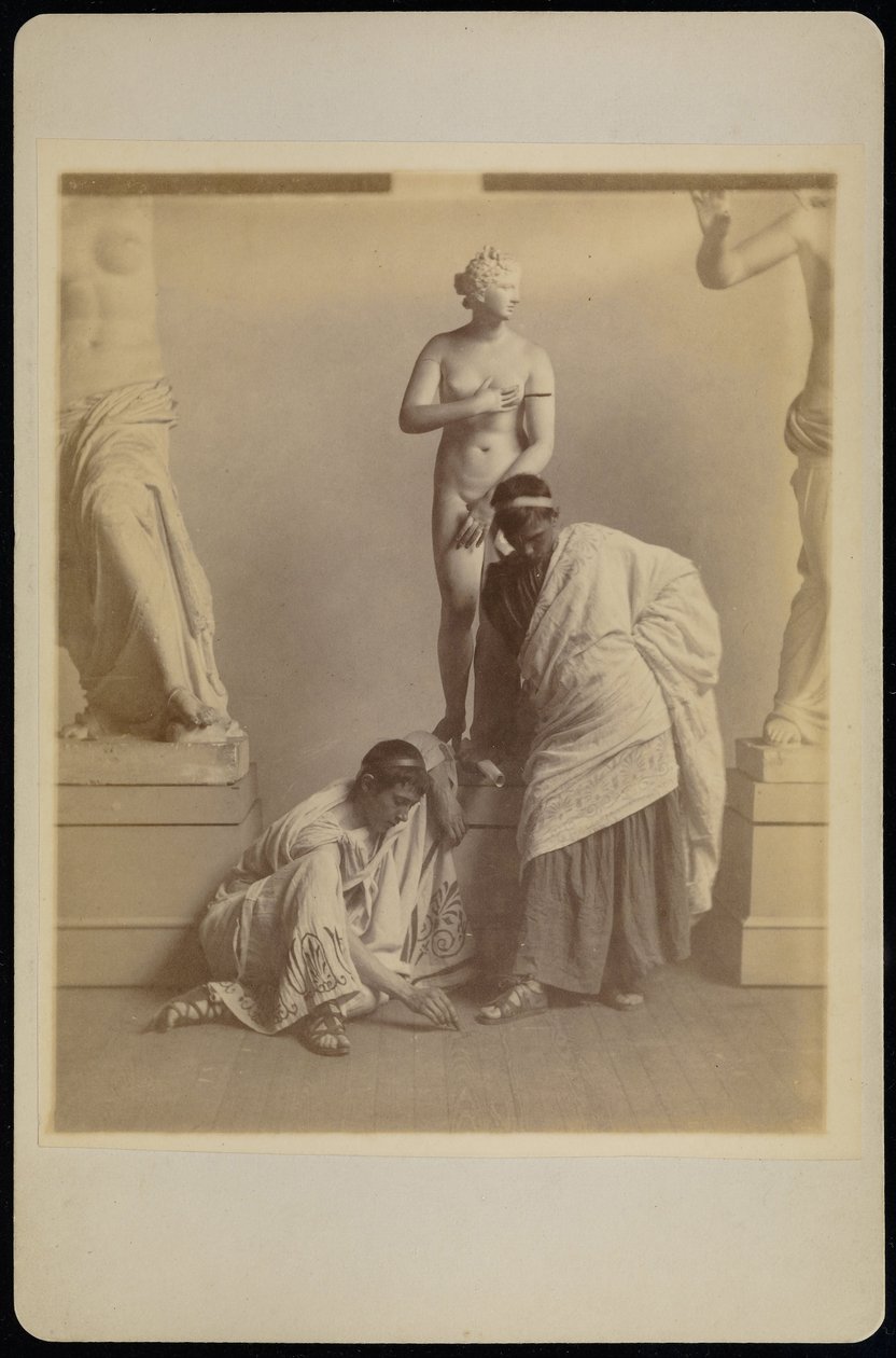 (To mandlige studerende i græsk kostume før et gipsafstøbning af Aphrodite i kammeret i pennen ... af Thomas Eakins