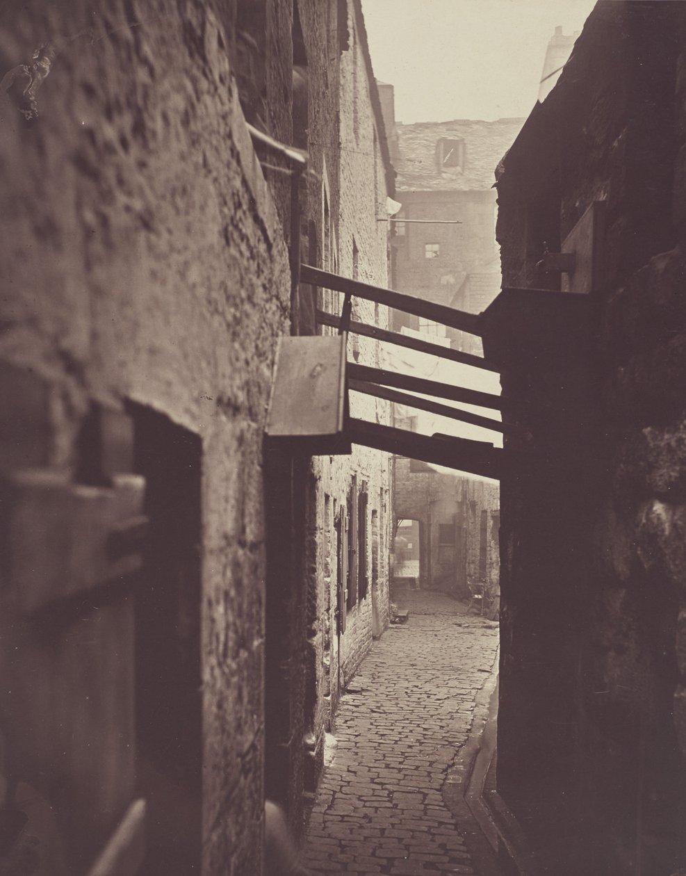 Close, No. 83 High Street. af Thomas Annan