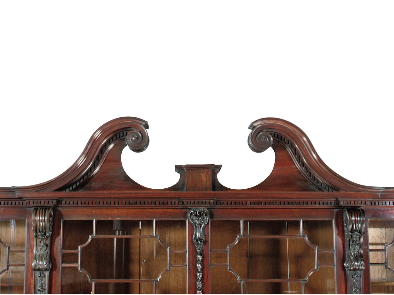 En George III-reol med åbning af Thomas Chippendale