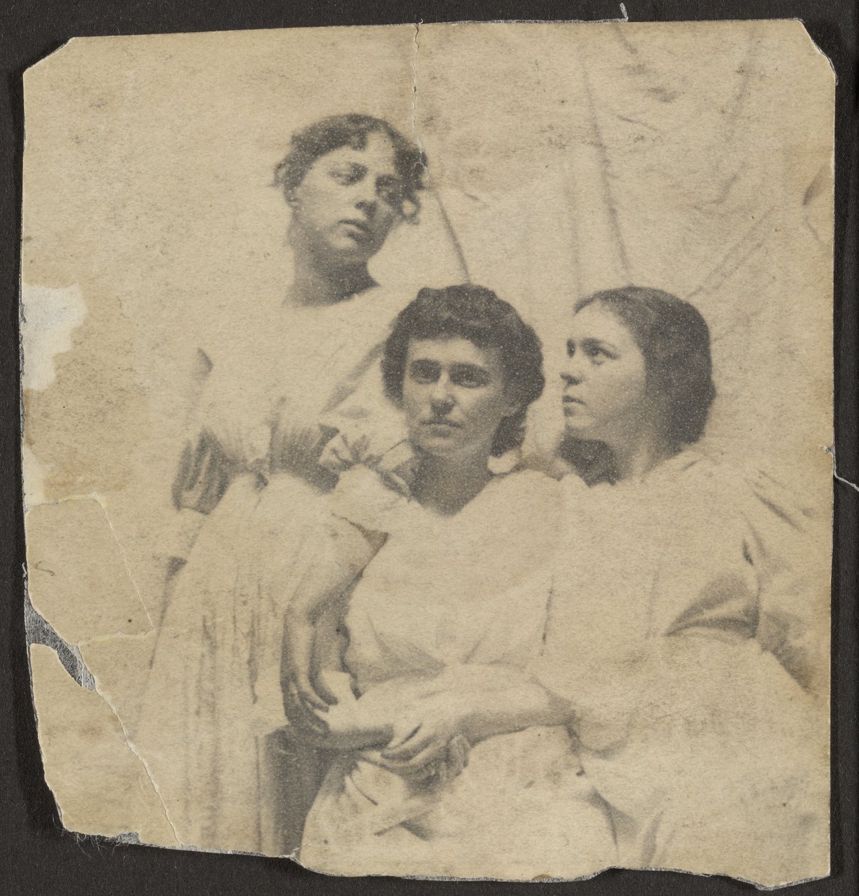 [Weda, Katherine og Maud Cook] af Thomas Eakins