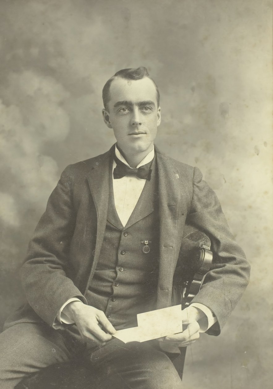 Uden titel portræt af siddende mand, 18801899. af Thompson Studio