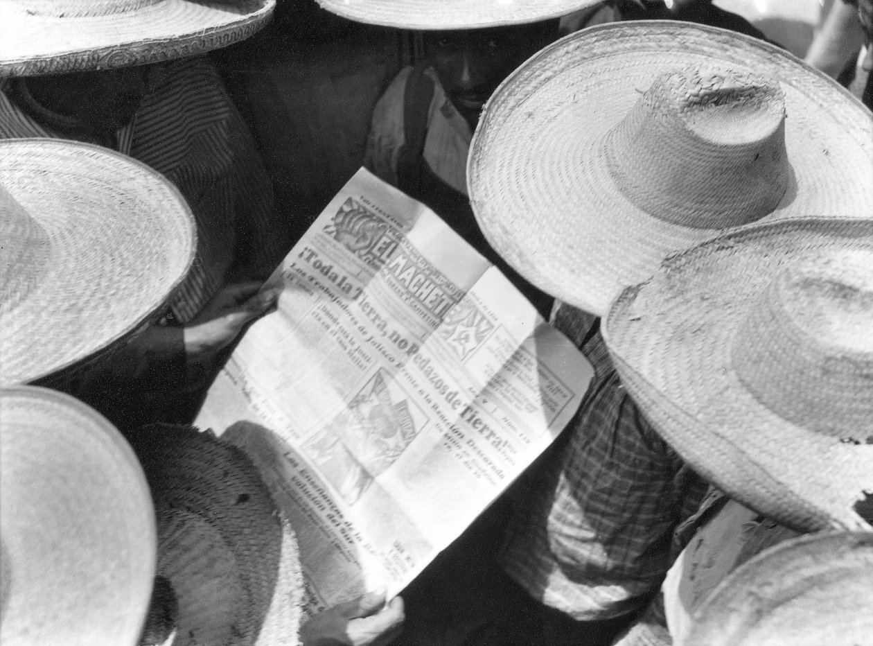Bønder læser El Machete, Mexico City, 1929 af Tina Modotti