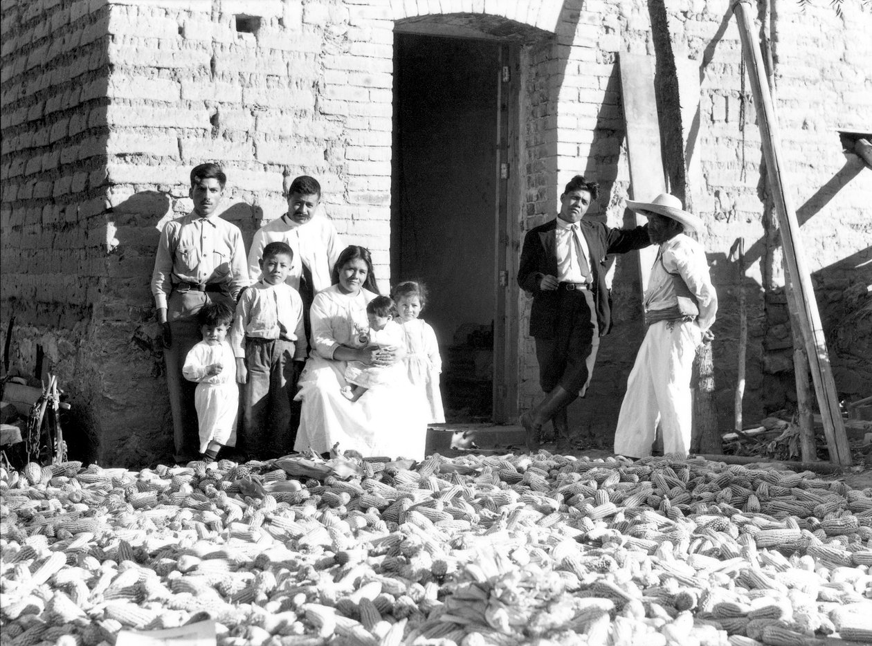 Familie med majs, staten Veracruz, Mexico, 1927 af Tina Modotti