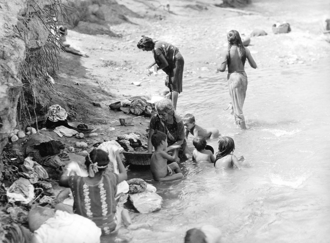 Vask ved floden nær Tehuantepec, Mexico, 1929 af Tina Modotti