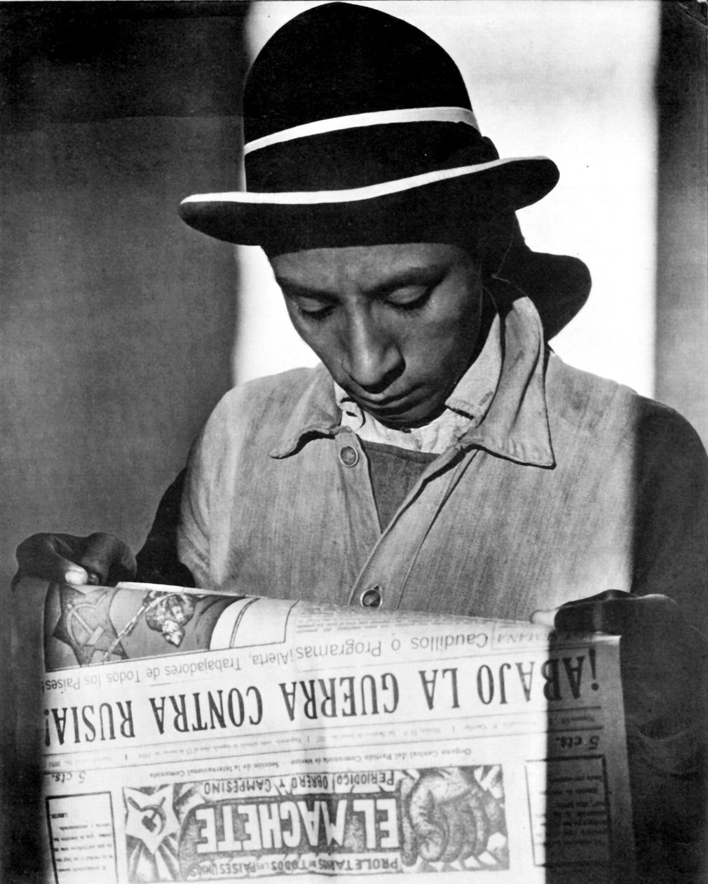 Arbejder læser El Machete, Mexico City, 1925 af Tina Modotti