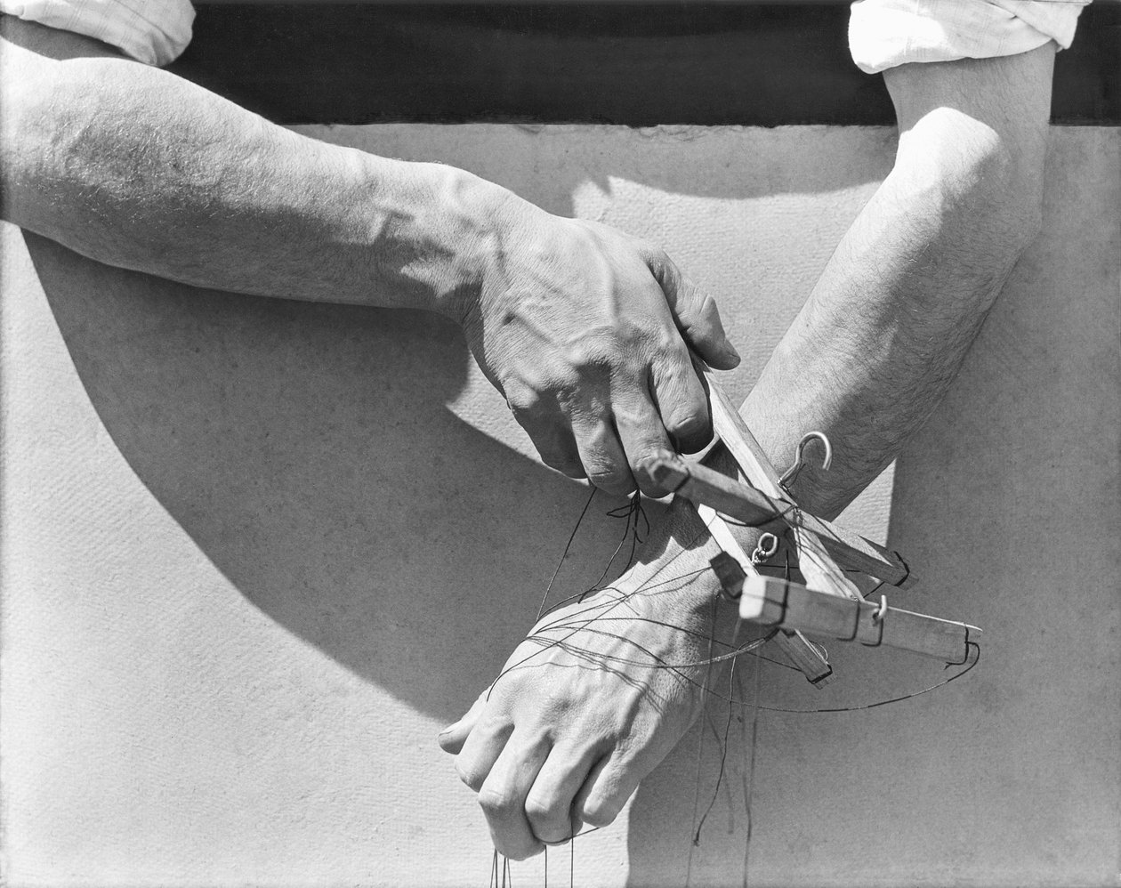 Dukkeførerens hænder, 1929 af Tina Modotti