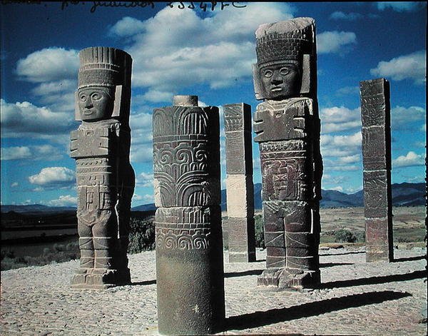 De atlantiske søjler på toppen af Pyramid B, præcolumbiansk af Toltec