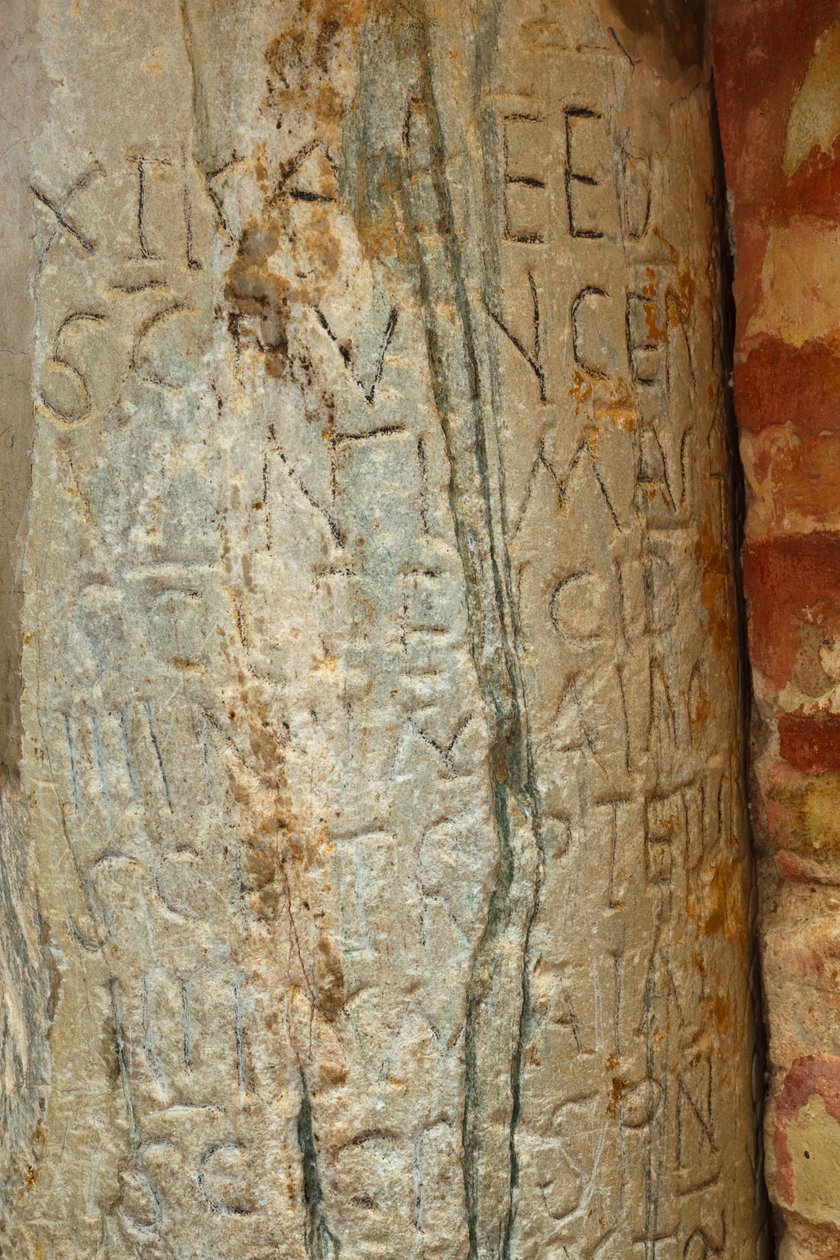 Carmona, Sevilla-provinsen, Spanien. Prioral af Santa Maria. Priory of Santa Maria. Visigotisk kalender fra det 6. århundrede udskåret i søjle i Orange Tree-gårdhave. af Unbekannt Unbekannt