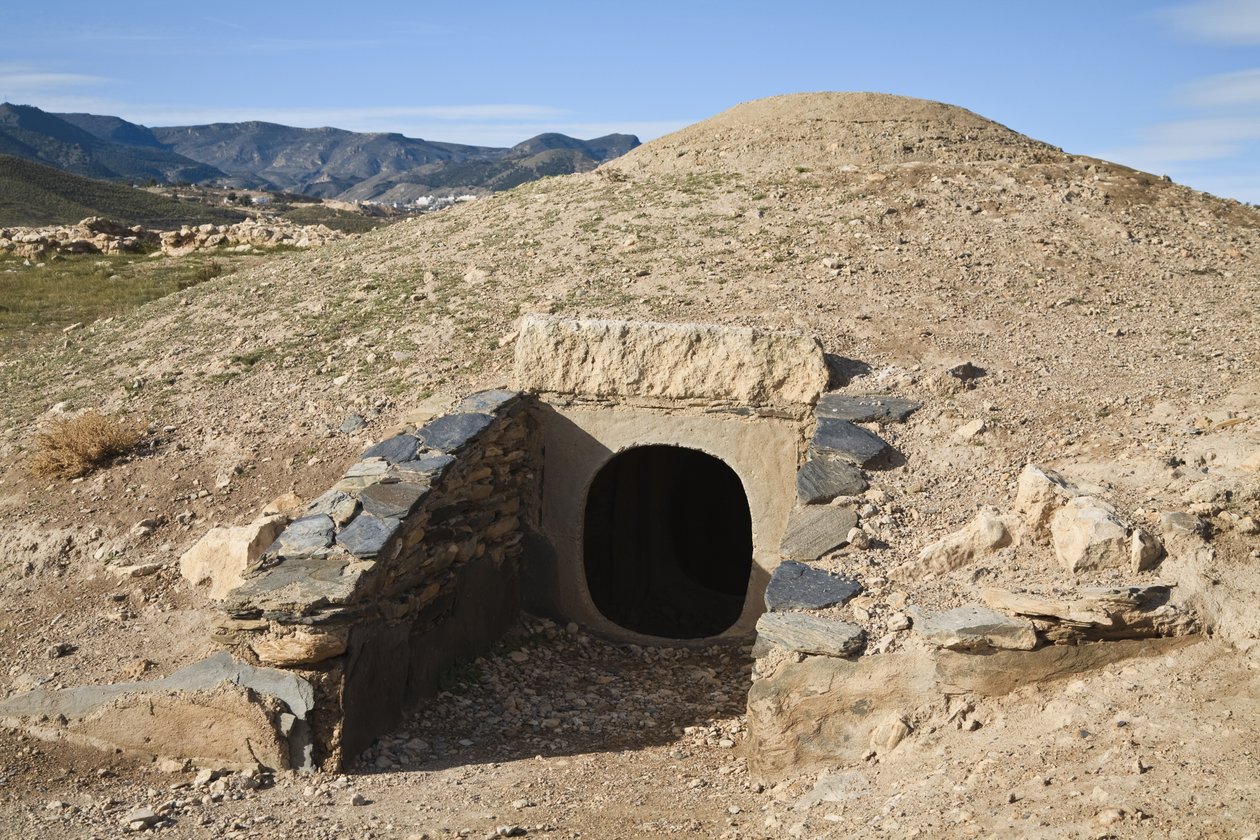 Indgang til den rekonstruerede cirkulære grav i Necropolis-området, Los Millares, nær Santa Fe Mondujar (foto) af Unbekannt Unbekannt