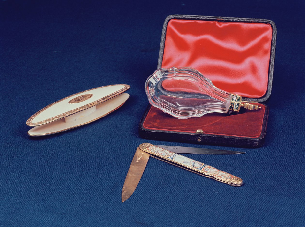 Guld- og guldmonteret duftflaske; skytte- og spændekniv, fransk, ca. 1750 af Unbekannt Unbekannt
