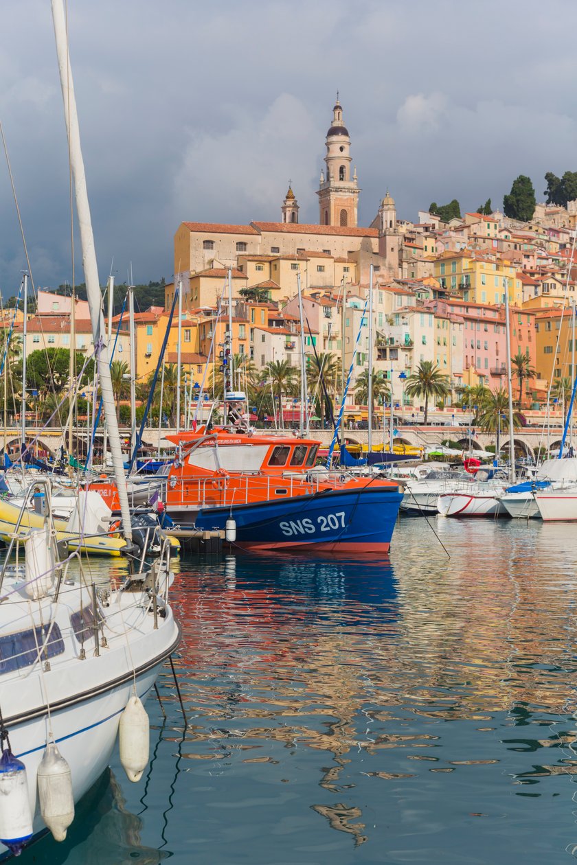Menton, Frankrig. Udsigt over havnen til byen. af Unbekannt Unbekannt