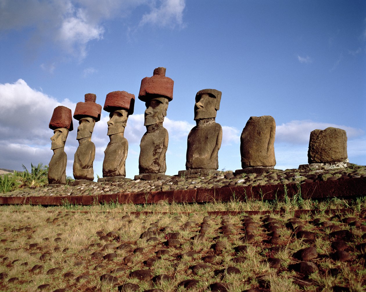 Monolitiske statuer på Ahu Nau Nau ved Anakena Beach, ca. 1000-1600 (se også 114935) af Unbekannt Unbekannt