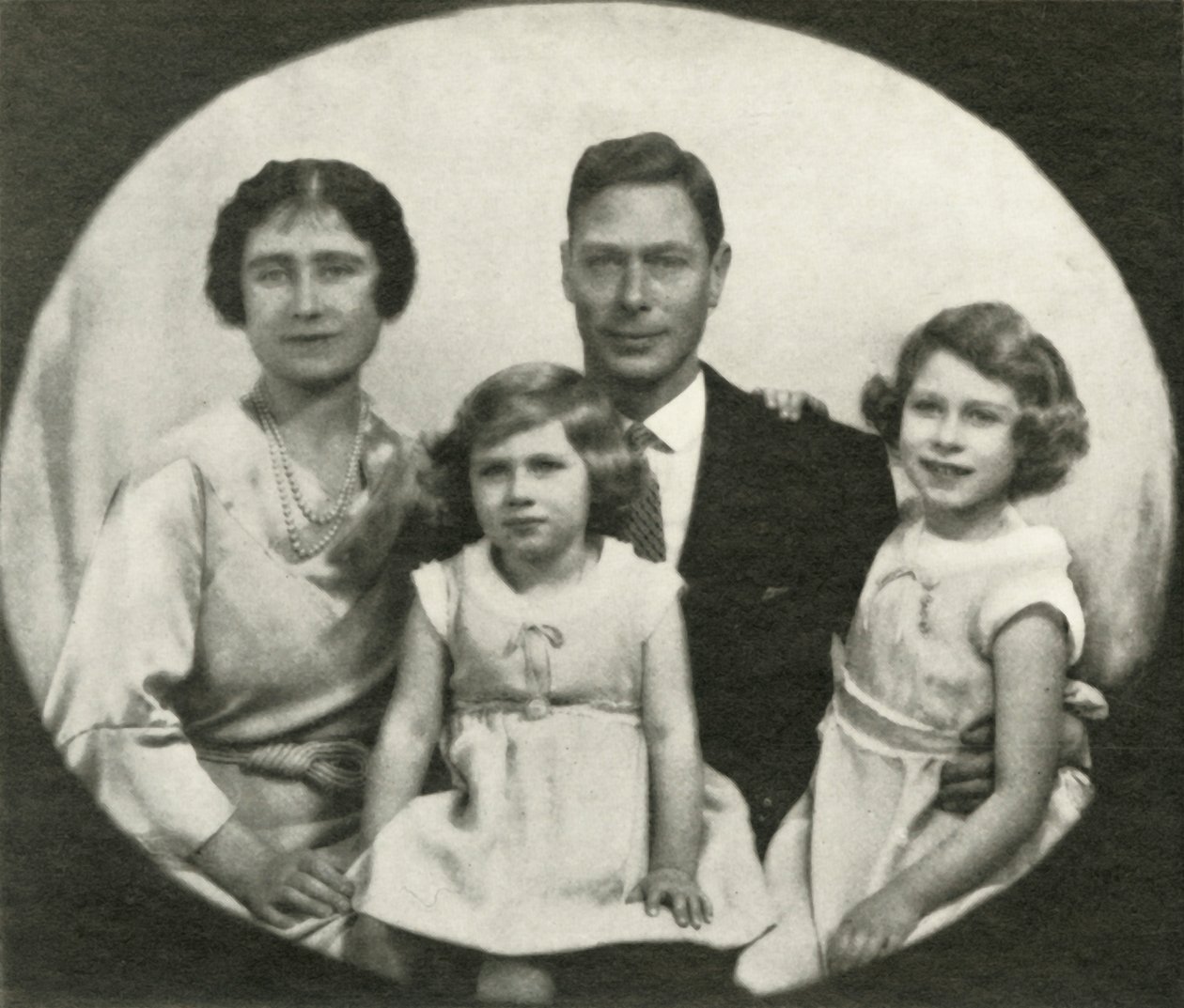 En familiegruppe, c1933, 1937. af Unbekannt